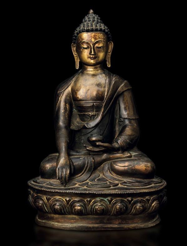 Importante figura di Buddha Sakyamuni seduto su fiore di loto in bronzo con tracce di doratura, Tibet, XVII secolo
