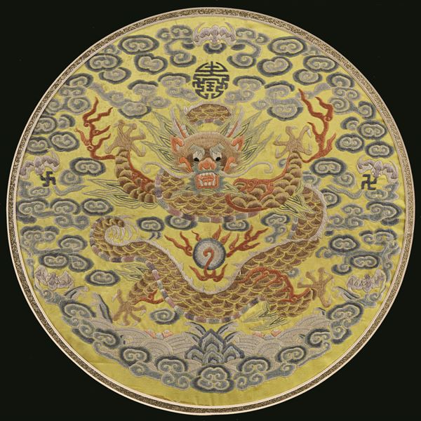 Tessuto in seta ricamata con figura di drago tra le nuvole e simbolo taoista su fondo giallo, Cina, Dinastia Qing, XIX secolo