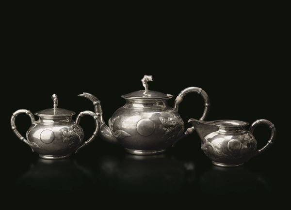 Servizio da thÃ¨ in argento con figure di drago a rilievo e dettagli a foggia di canna di bambÃ¹, Cina, Dinastia Qing, XIX secolo
