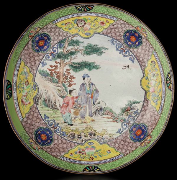 Piatto a smalti raffigurante saggio con discepolo entro paesaggio e decori floreali entro riserve, Cina, Dinastia Qing, epoca Yongzheng (1723-1735)
