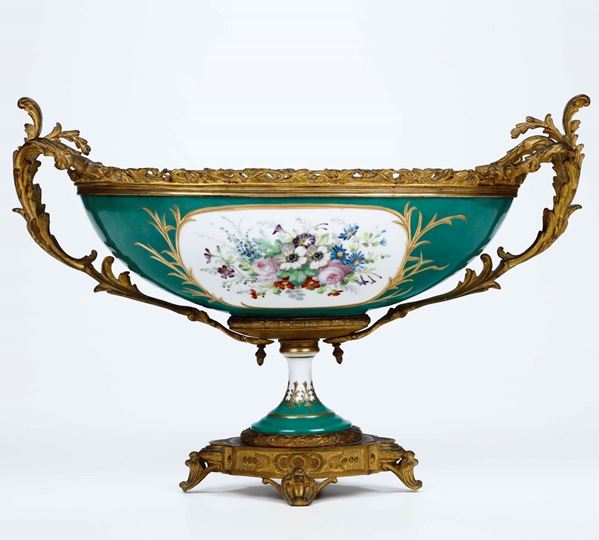 Coppa porcellana policroma con montatura in bronzo dorato. XIX-XX secolo