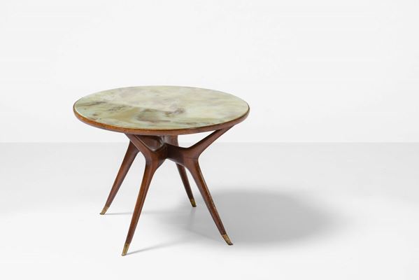 Tavolo basso con struttura e sostegni in legno, piano in vetro decorato e puntali in ottone.