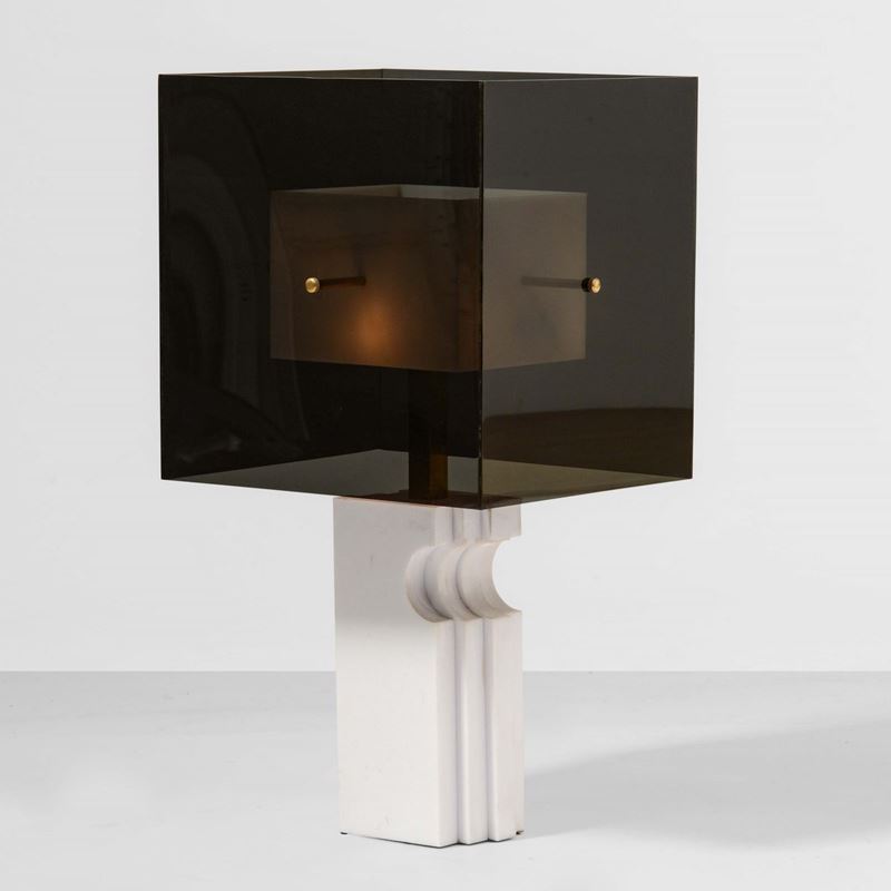Lampada da tavolo con base in laminato plastico e diffusore in perspex, particolari in ottone.  - Auction Design Lab - Cambi Casa d'Aste