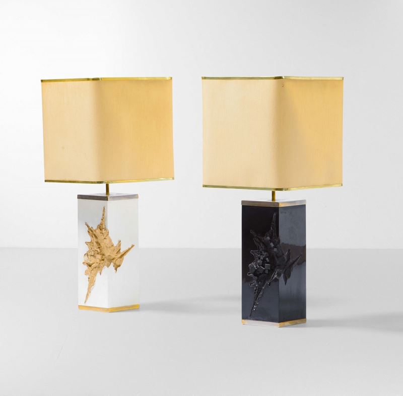 Due lampade da tavolo con base in resina laccata e diffusore in tessuto. Elementi in ottone.  - Auction Design Lab - Cambi Casa d'Aste