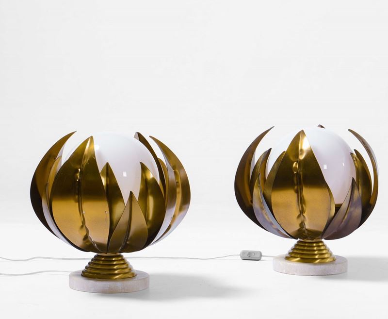 Due lampade da tavolo con struttura in ottone, base in marmo e diffusore in vetro opalino.  - Auction Design - Cambi Casa d'Aste