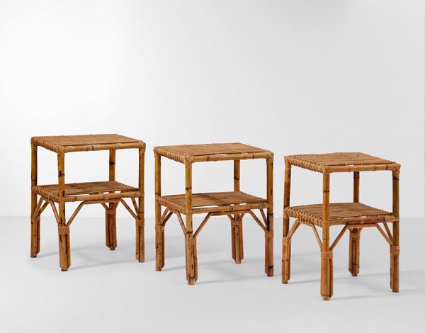 Set di tre tavoli occasionali con struttura in bambù e vimini.