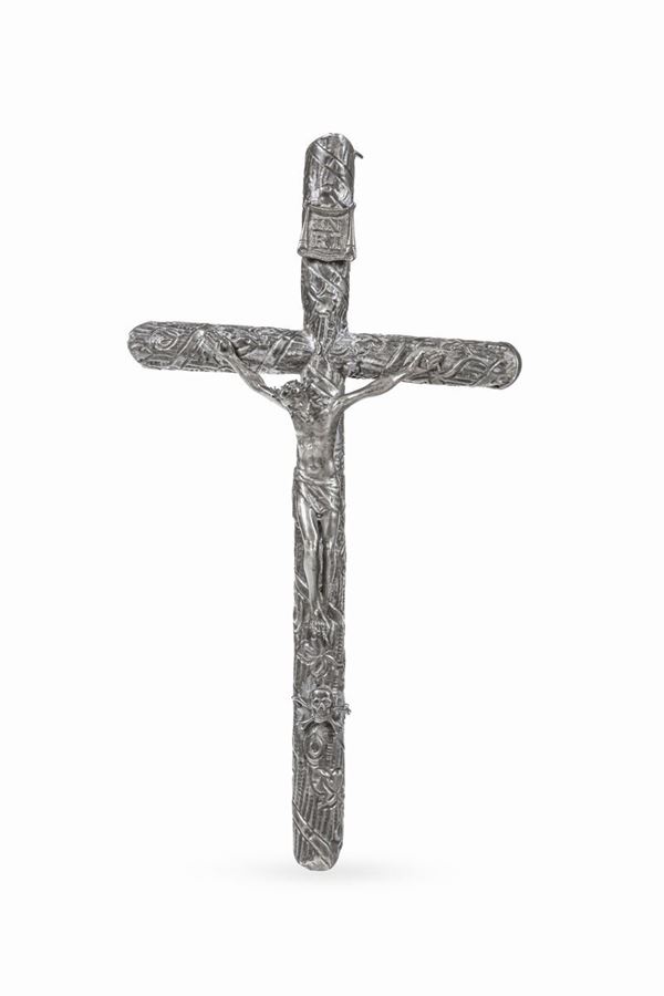 Crocifisso in argento fuso, sbalzato e cesellato. Manifattura italiana del XIX secolo
