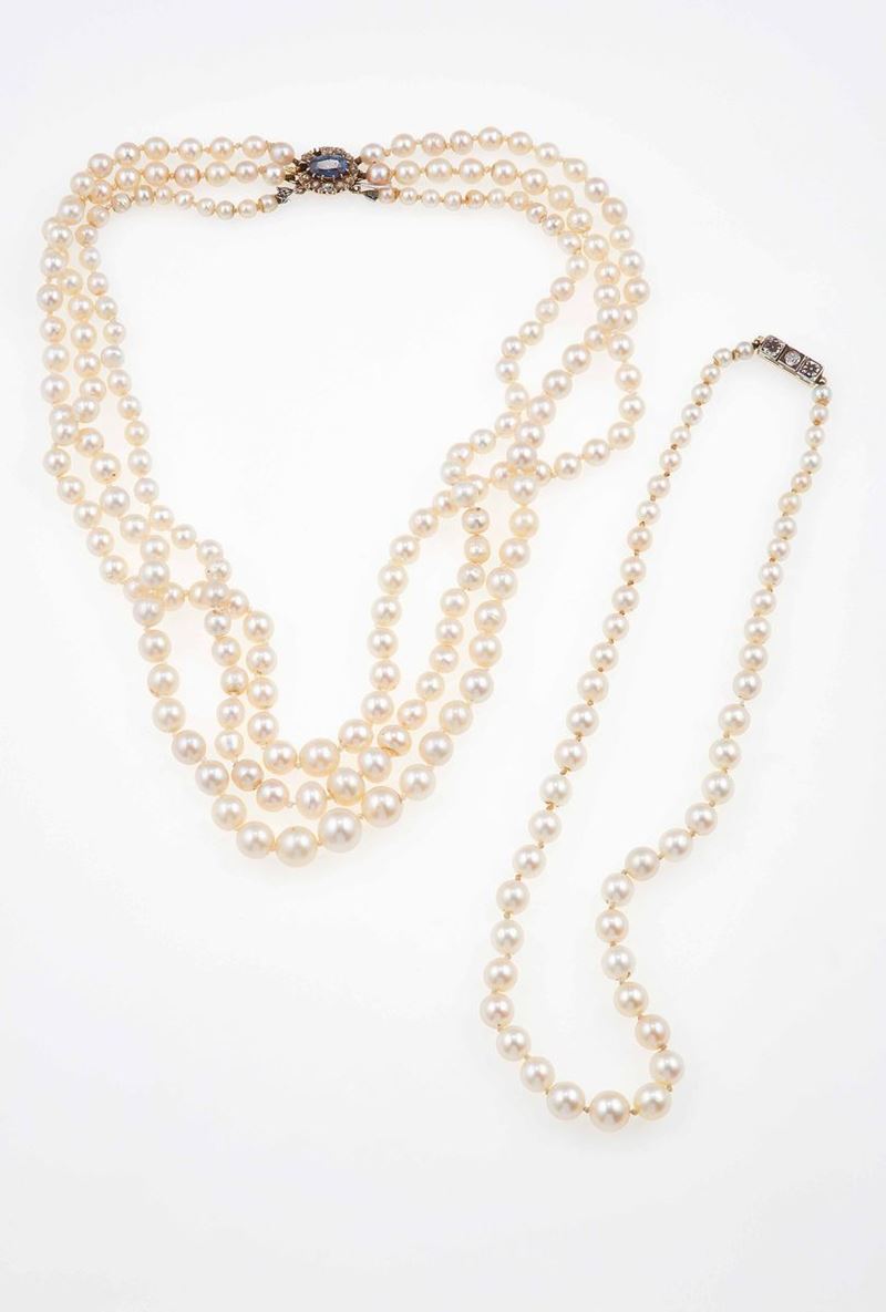  Una collana ad un filo di perle coltivate ed una collana a tre fili di perle, il primo di perle naturali  - Asta Fine Jewels - III - Cambi Casa d'Aste