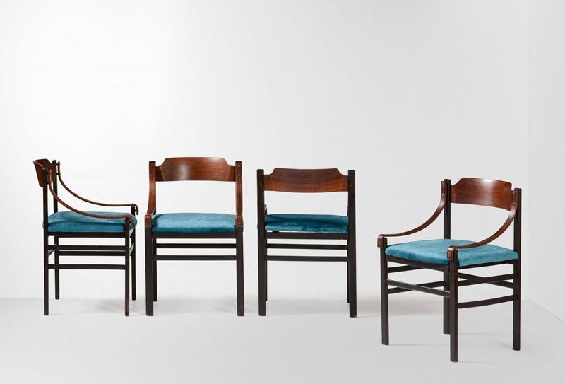 Quattro sedie con struttura, braccioli e sostegni in legno e rivestimento in velluto.  - Asta Design - Cambi Casa d'Aste