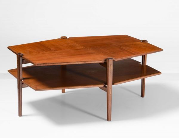 Tavolo basso esagonale con struttura, sostegni e piani in legno.