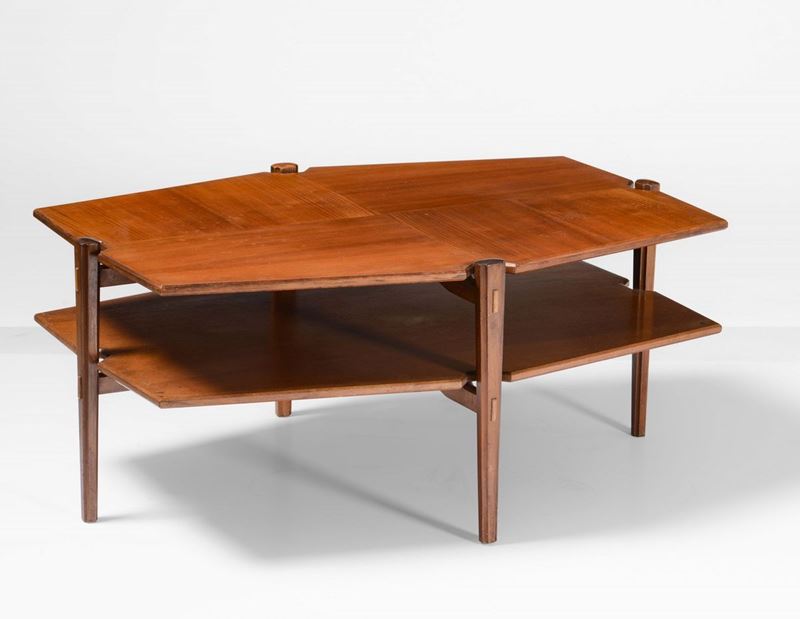 Tavolo basso esagonale con struttura, sostegni e piani in legno.  - Auction Design - Cambi Casa d'Aste