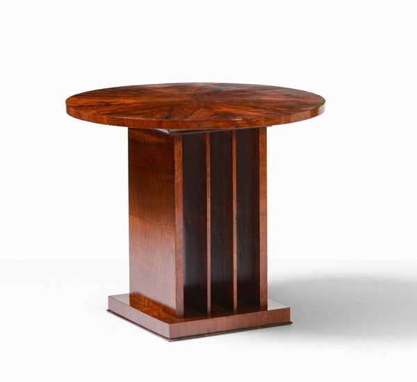 Tavolo basso rotondo con struttura, base e piano in legno. Vani contenitore a vista.