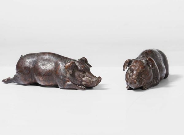 Coppia di cinghiali fermaporta in bronzo cesellato e patinato.