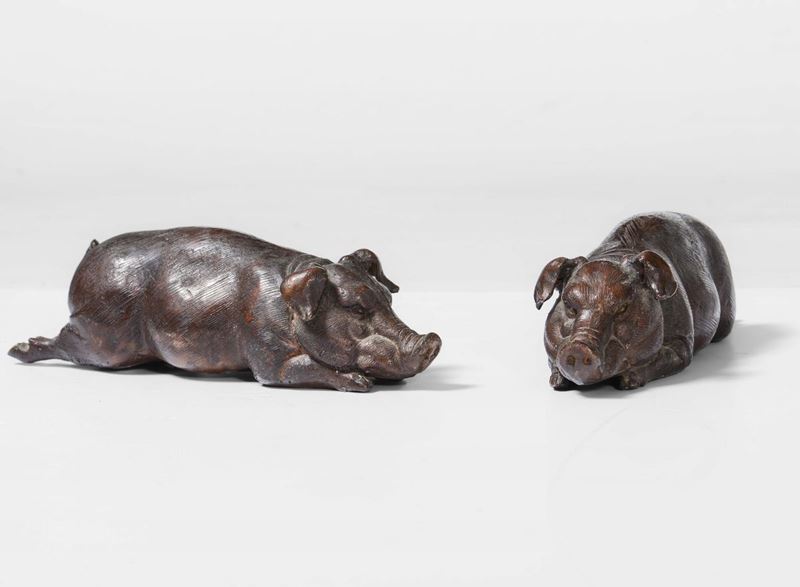 Coppia di cinghiali fermaporta in bronzo cesellato e patinato.  - Auction Design - Cambi Casa d'Aste