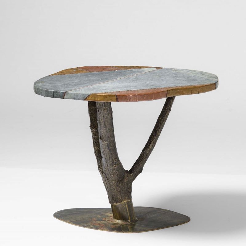 Tavolo basso con struttura in legno, base in metallo laccato e piano rivestito in metallo, rame e ottone.  - Auction Design - Cambi Casa d'Aste