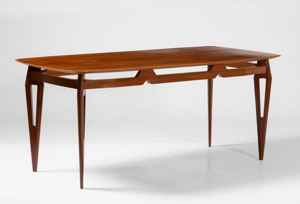 Tavolo rettangolare con struttura, sostegni e piano in legno.