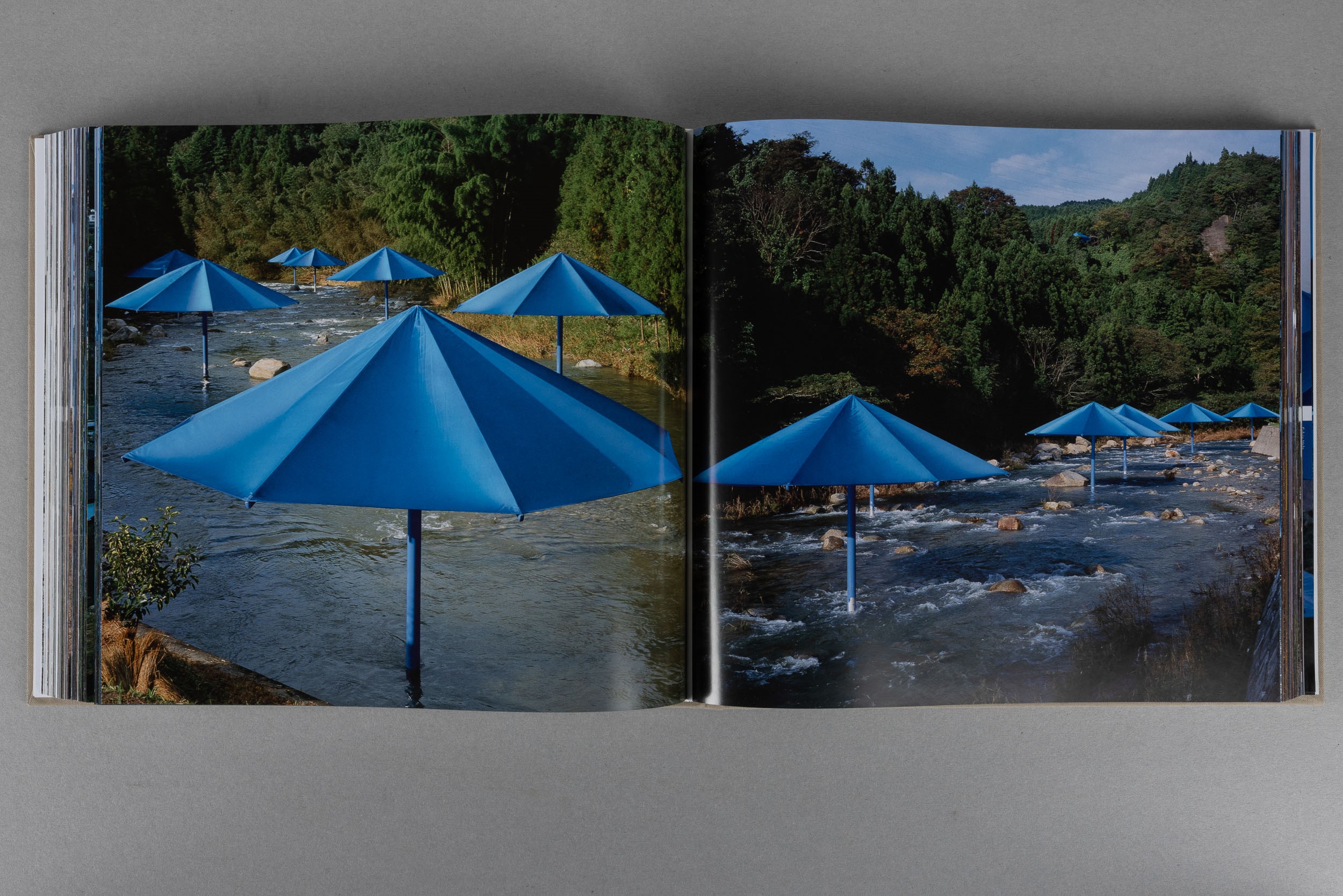 Christo - The Umbrellas, Japan-usa 1984-1991