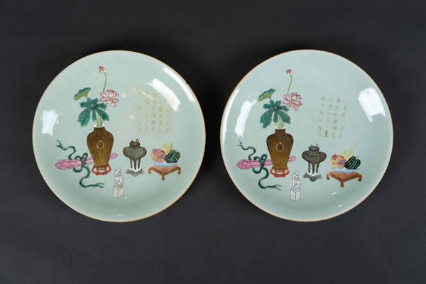 Coppia di piatti in porcellana con soggetti naturalistici e iscrizioni, Cina, Dinastia Qing, XIX secolo