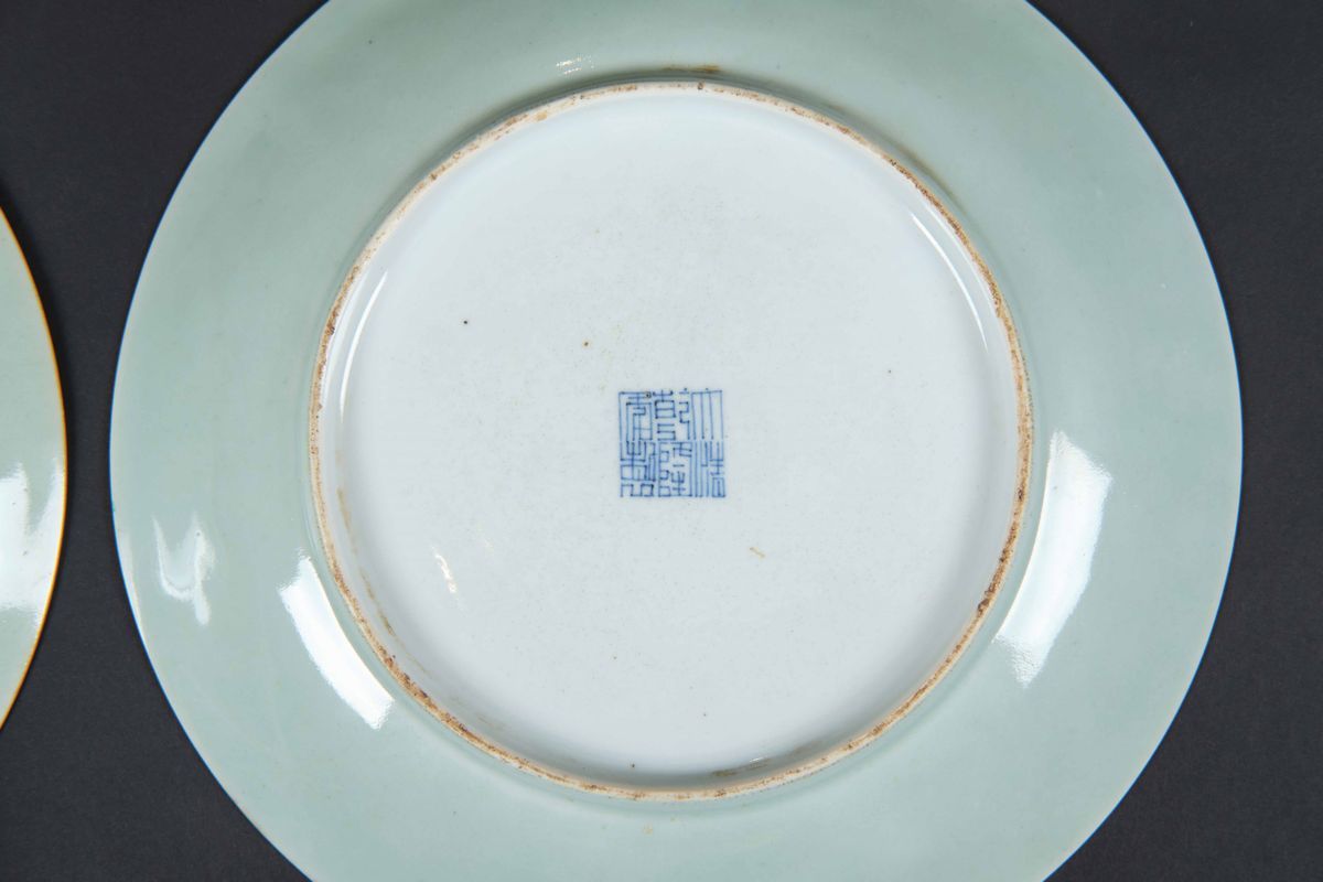 Coppia di Piatti in Porcellana con Soggetti Naturalistici e Iscrizioni, Cina, Dinastia Qing, XIX ...