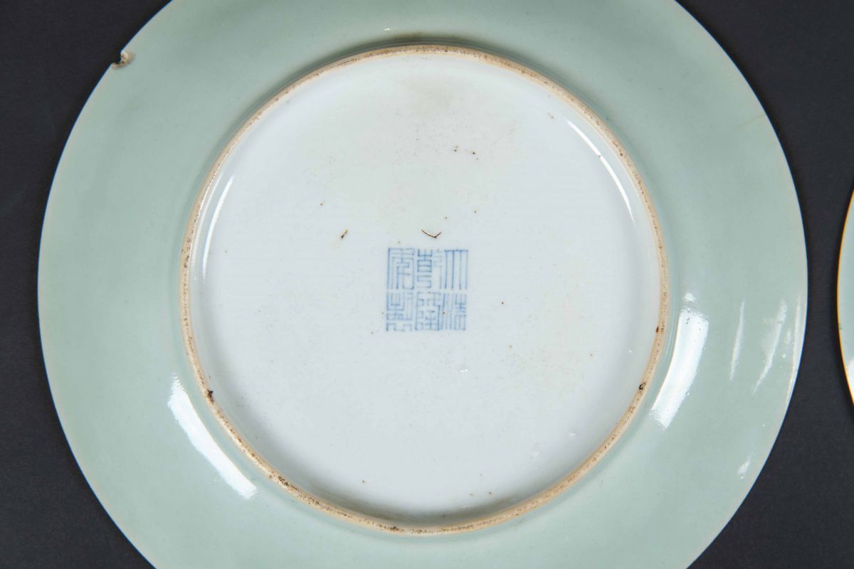 Coppia di Piatti in Porcellana con Soggetti Naturalistici e Iscrizioni, Cina, Dinastia Qing, XIX ...