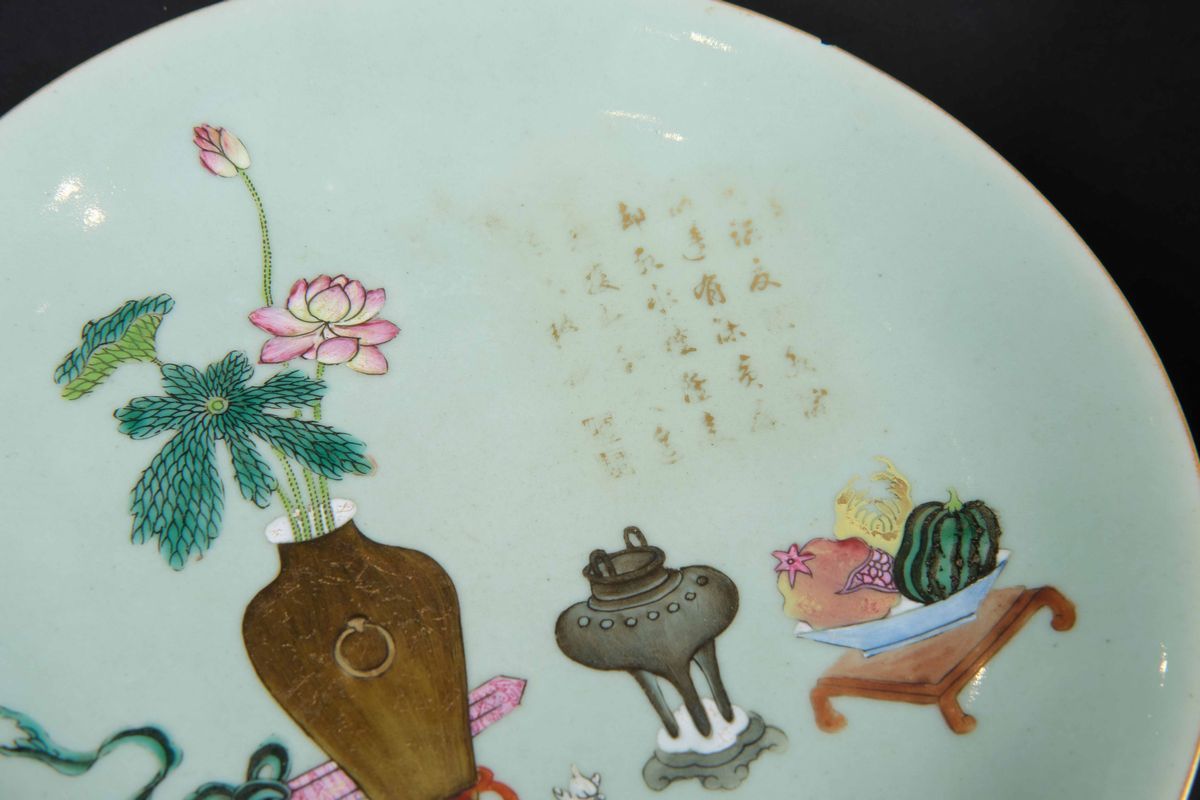 Coppia di Piatti in Porcellana con Soggetti Naturalistici e Iscrizioni, Cina, Dinastia Qing, XIX ...