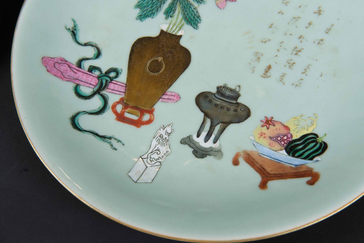 Coppia di Piatti in Porcellana con Soggetti Naturalistici e Iscrizioni, Cina, Dinastia Qing, XIX ...