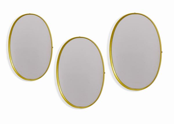 Set di tre specchiere con cornice in legno laccato dorato.
