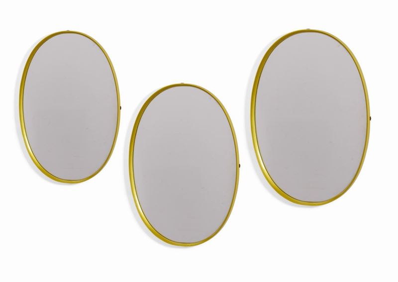 Set di tre specchiere con cornice in legno laccato dorato.  - Auction Design - Cambi Casa d'Aste