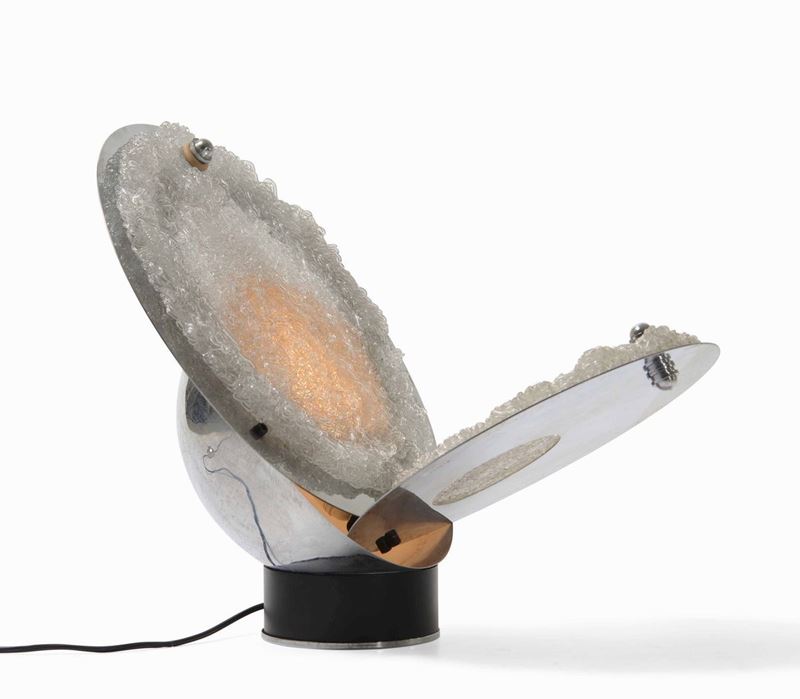 Lampada da tavolo con struttura cromata, metallo laccato e diffusori in vetro di Murano.  - Auction Design Lab - Cambi Casa d'Aste