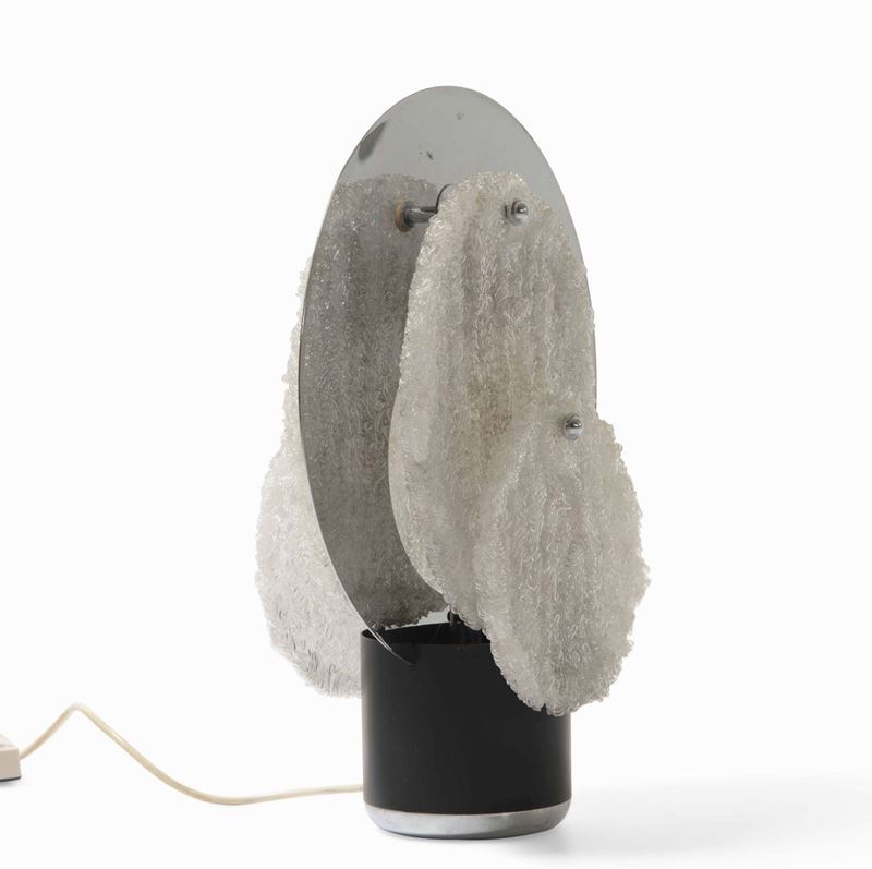 Lampada da tavolo con struttura cromata, metallo laccato e diffusori in vetro di Murano.  - Auction Design Lab - Cambi Casa d'Aste