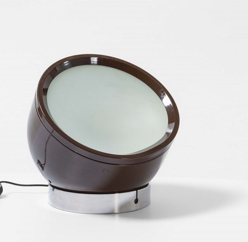 Lampada da tavolo con struttura cromata, metallo laccato e diffusori in vetro satinato.  - Auction Design Lab - Cambi Casa d'Aste