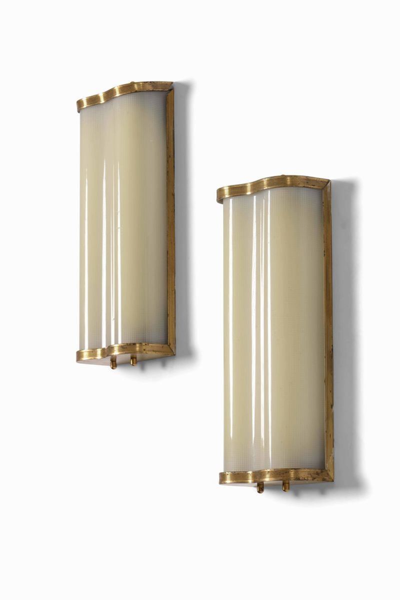 Coppia di appliques con struttura in ottone e diffusore in plexiglass curvato.  - Auction Design - Cambi Casa d'Aste