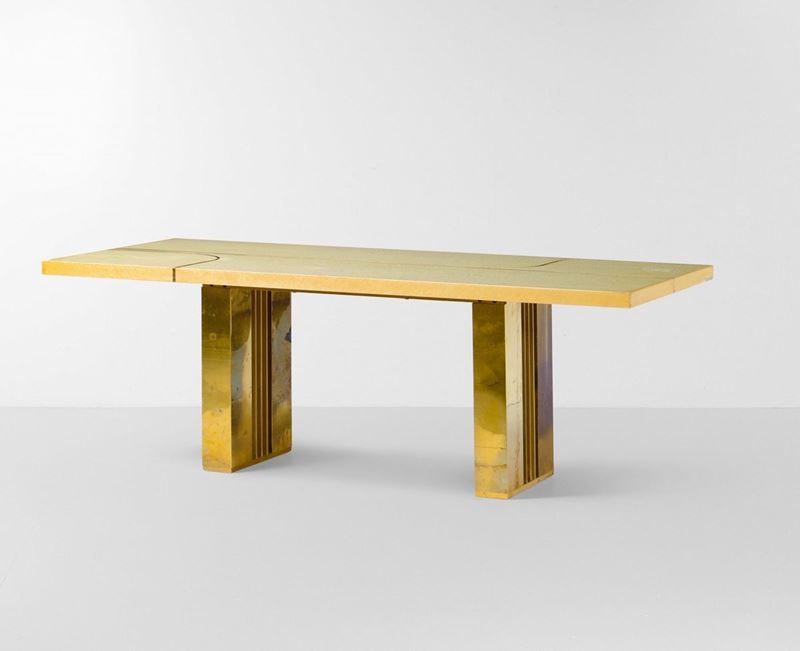 Grande tavolo rettangolare con struttura in legno rivestito in ottone e piano il legno e intarsi in ottone.  - Auction Design - Cambi Casa d'Aste