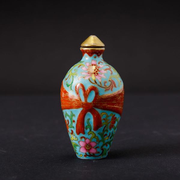 Snuff bottle in porcellana con decori floreali e motivo a fiocco, Cina, Dinastia Qing, XIX secolo