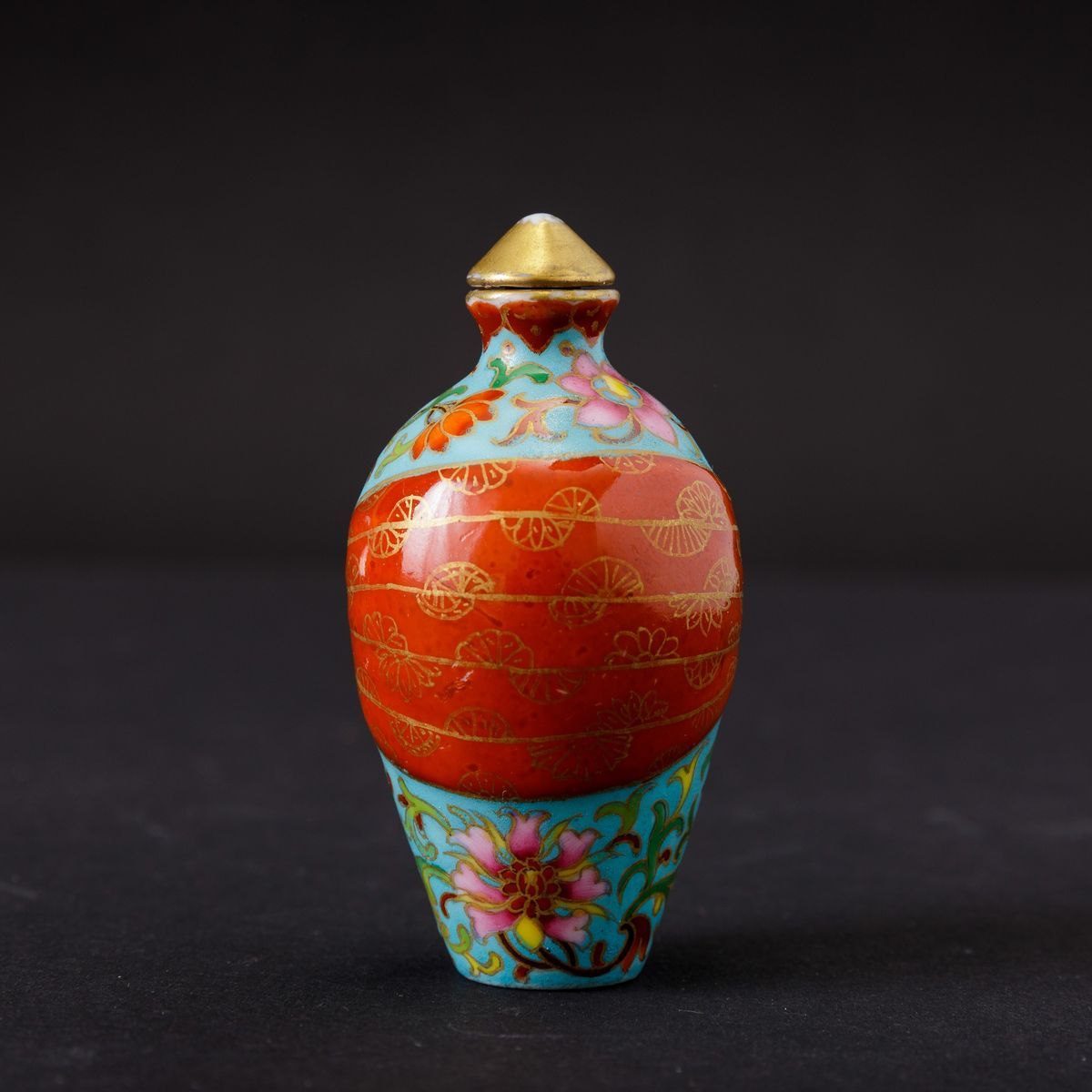 Snuff Bottle in Porcellana con Decori Floreali e Motivo a Fiocco, Cina, Dinastia Qing, XIX Secolo