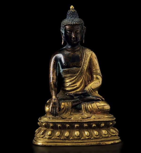 Figura di Buddha Sakyamuni seduto su doppio fiore di loto in bronzo dorato con tracce di policromia, Cina, Dinastia Qing, epoca Qianlong (1736-1796)