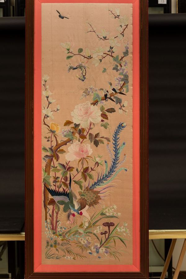 Pannello in seta ricamato con fenice e peonie in fiore, Cina, Dinastia Qing, XIX secolo