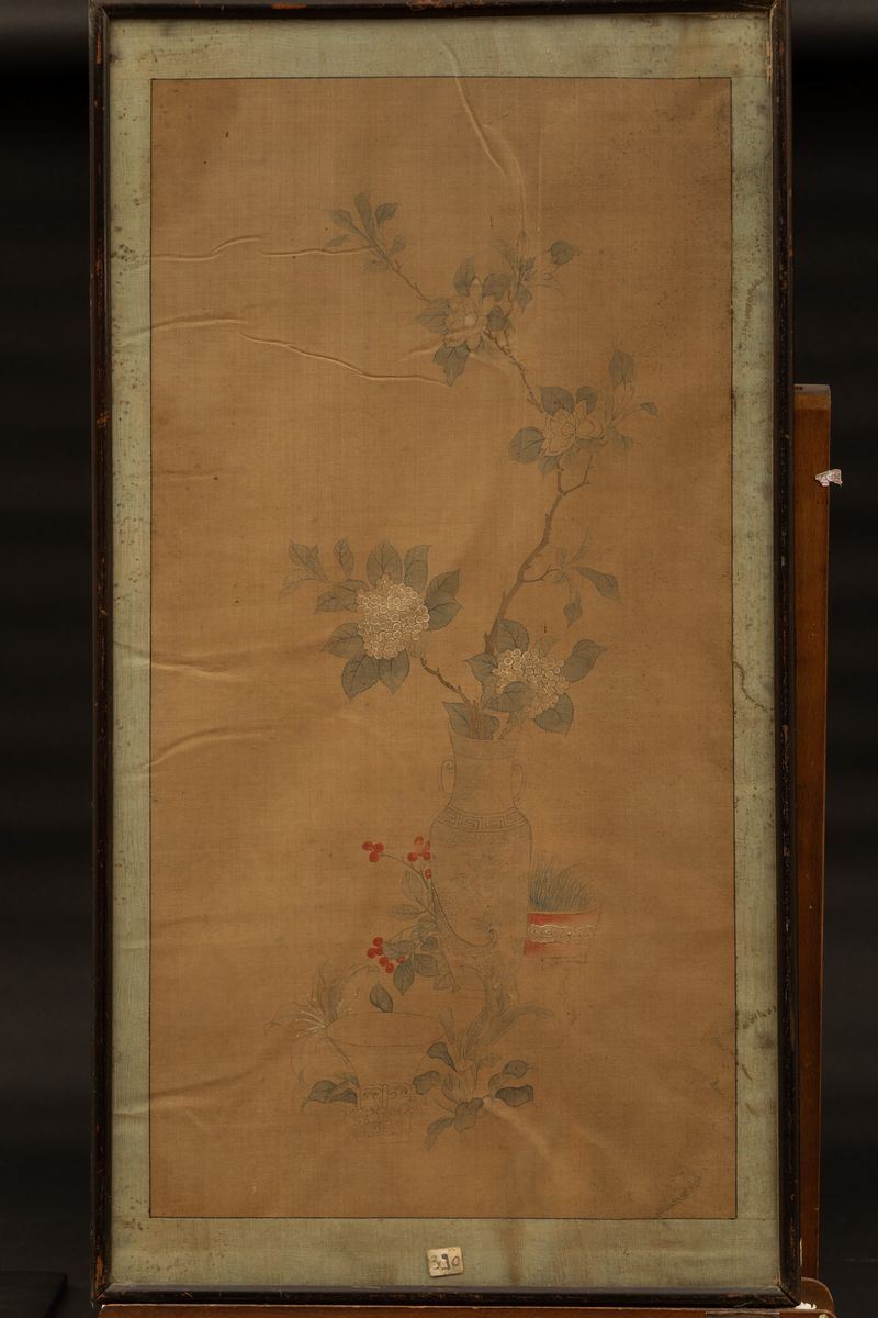 Dipinto su seta raffigurante soggetto naturalistico con vasi e peonie in fiore, Cina, Dinastia Qing, XIX secolo  - Auction Asian Art - I - Cambi Casa d'Aste
