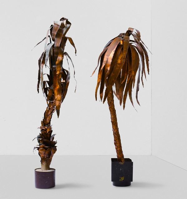 Due palme ornamentali in rame e metallo laccato.
