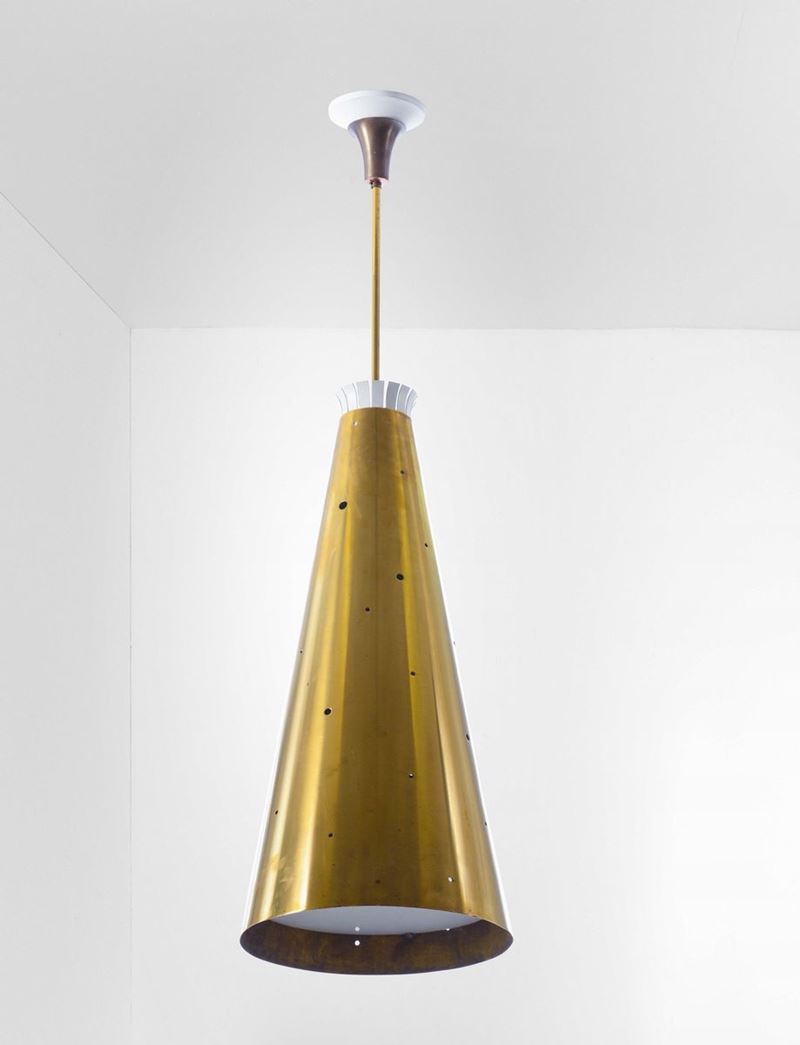Grande lampada a sospensione con diffusore in ottone traforato, metallo laccato e perspex.  - Auction Design - Cambi Casa d'Aste