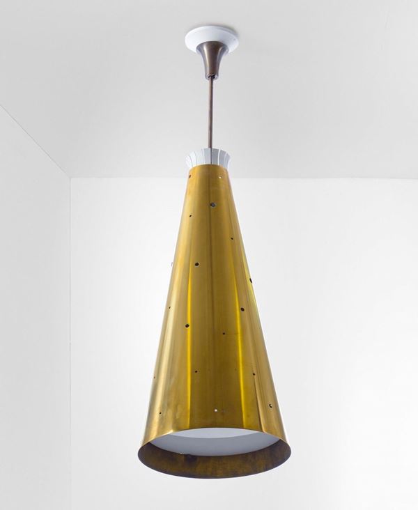 Grande lampada a sospensione con diffusore in ottone traforato, metallo laccato e perspex.