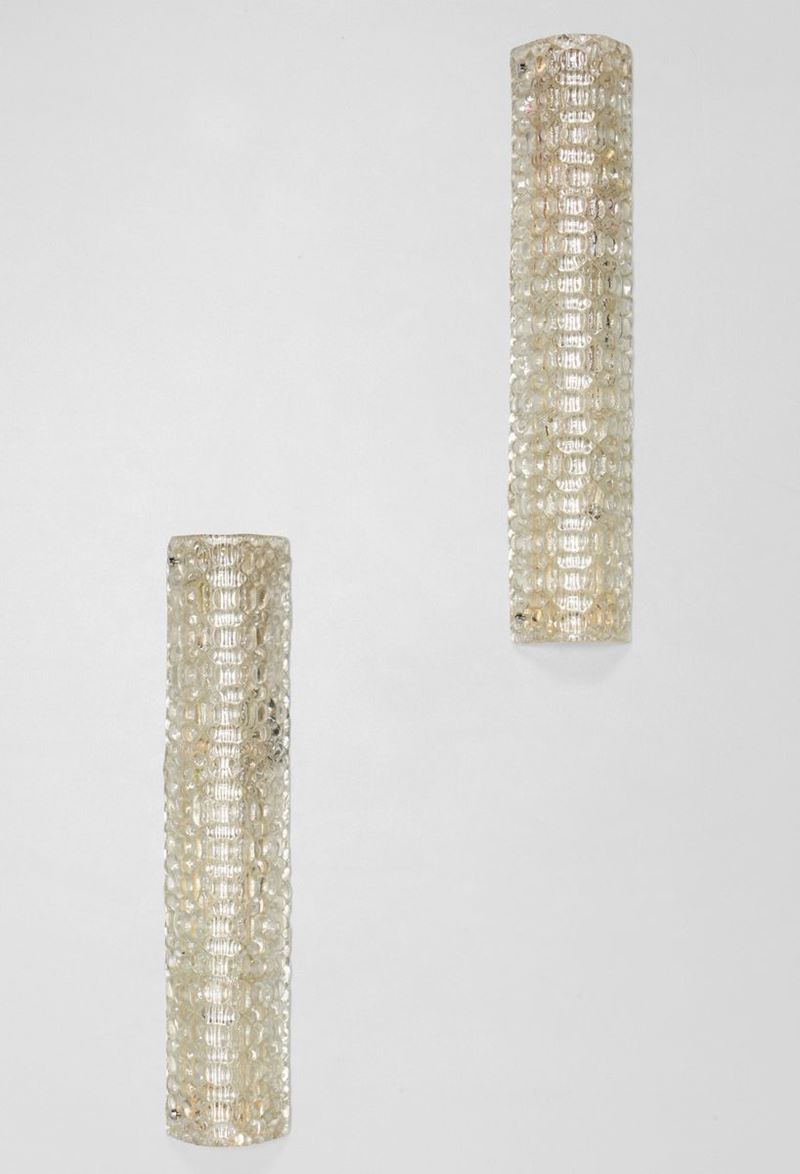 Coppia di lampade a parete con struttura in metallo e diffusore in vetro di Murano.  - Auction Design Lab - Cambi Casa d'Aste