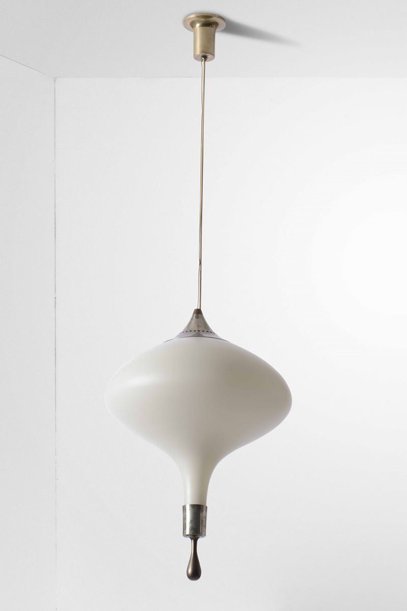 Lampade a sospensione, altezza regolabile, diffusore in vetro opalino, particolari in ottone nichelato.  - Auction Design Lab - Cambi Casa d'Aste