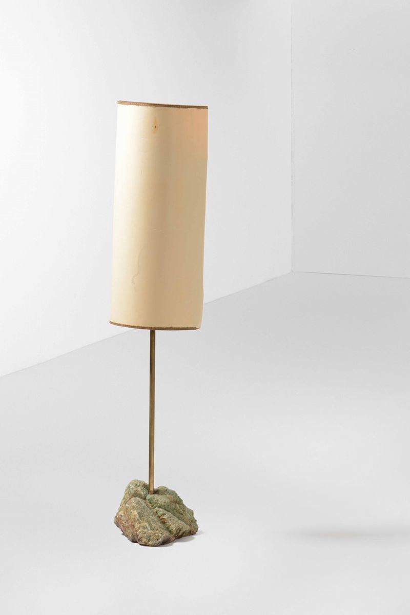 Lampada da terra con struttura in ottone, base in pietra e paralume in carta.  - Asta Design Lab - Cambi Casa d'Aste