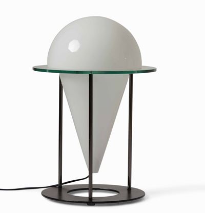 Lampada da Tavolo con Struttura in Metallo Laccato e Diffusore in Vetro Opalino.