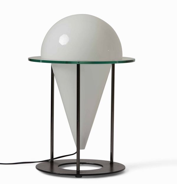 Lampada da tavolo con struttura in metallo laccato e diffusore in vetro opalino.