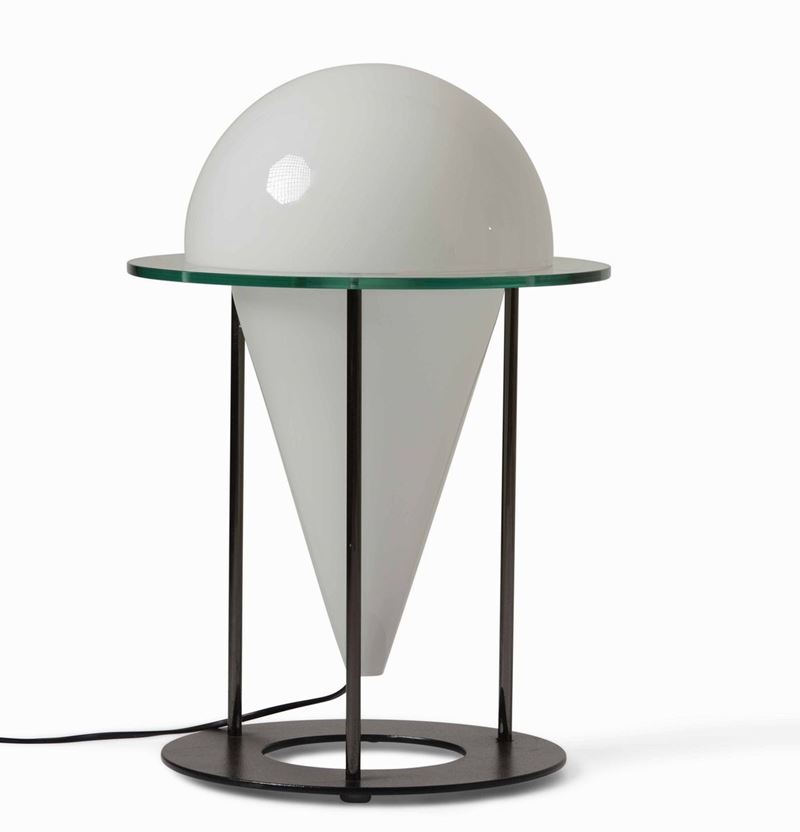 Lampada da tavolo con struttura in metallo laccato e diffusore in vetro opalino.  - Asta Design Lab - Cambi Casa d'Aste