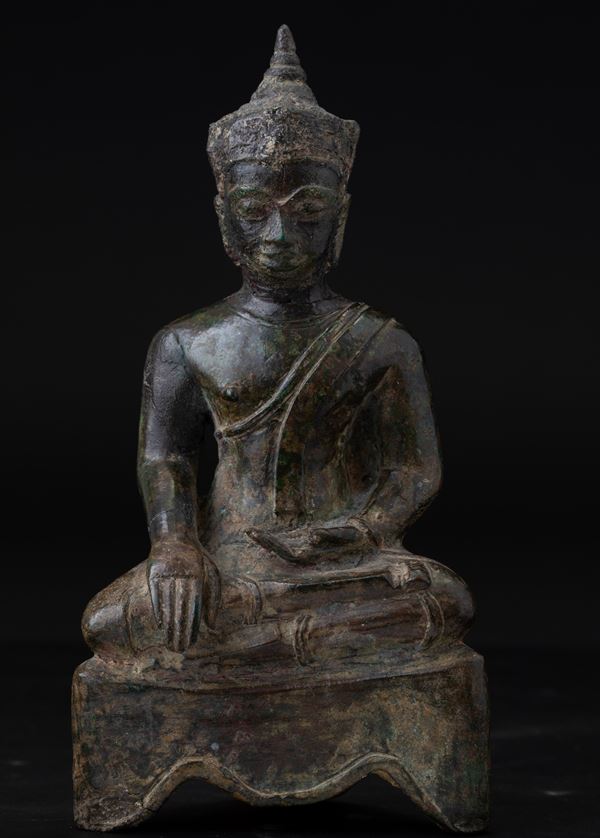 Figura di Buddha Sakyamuni seduta su piedistallo in bronzo, Thailandia, Ayutthaya, XIX secolo