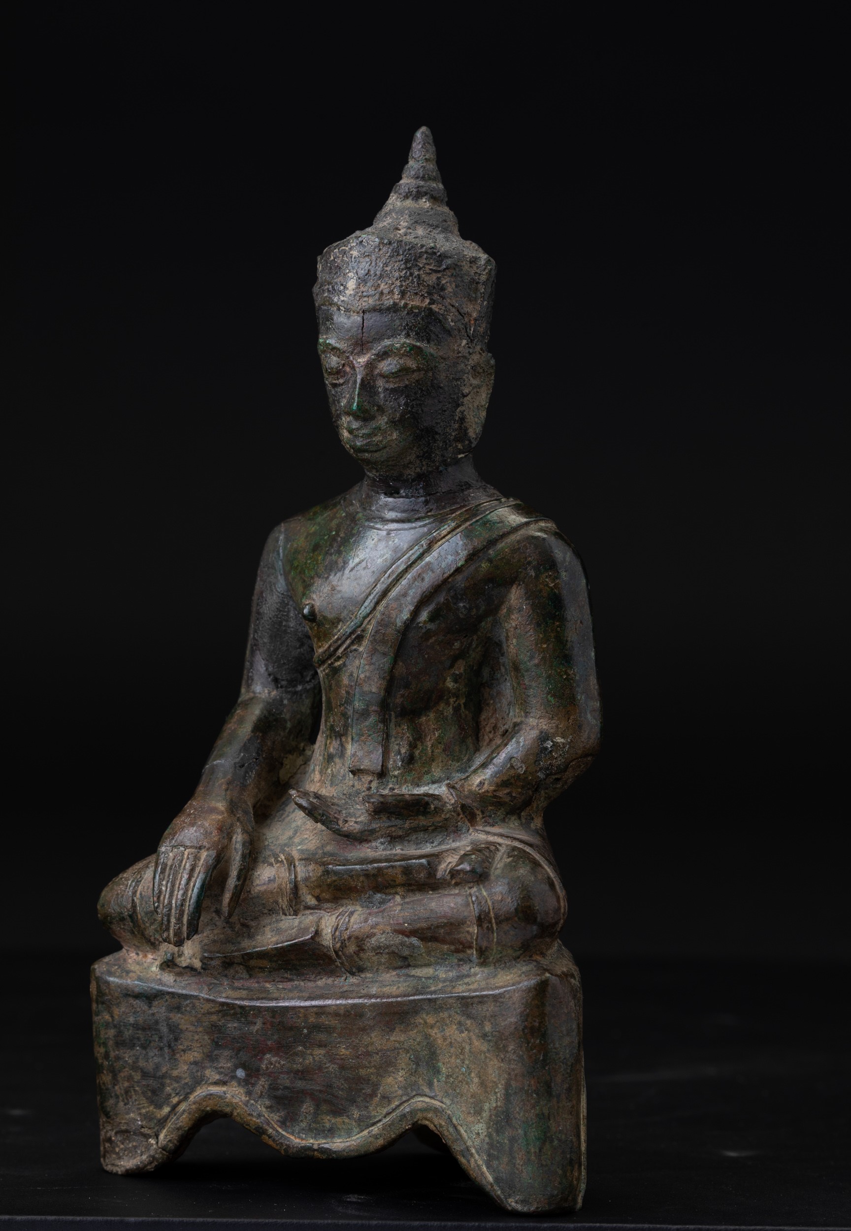 Figura di Buddha Sakyamuni Seduta su Piedistallo in Bronzo, Thailandia, Ayutthaya, XIX Secolo