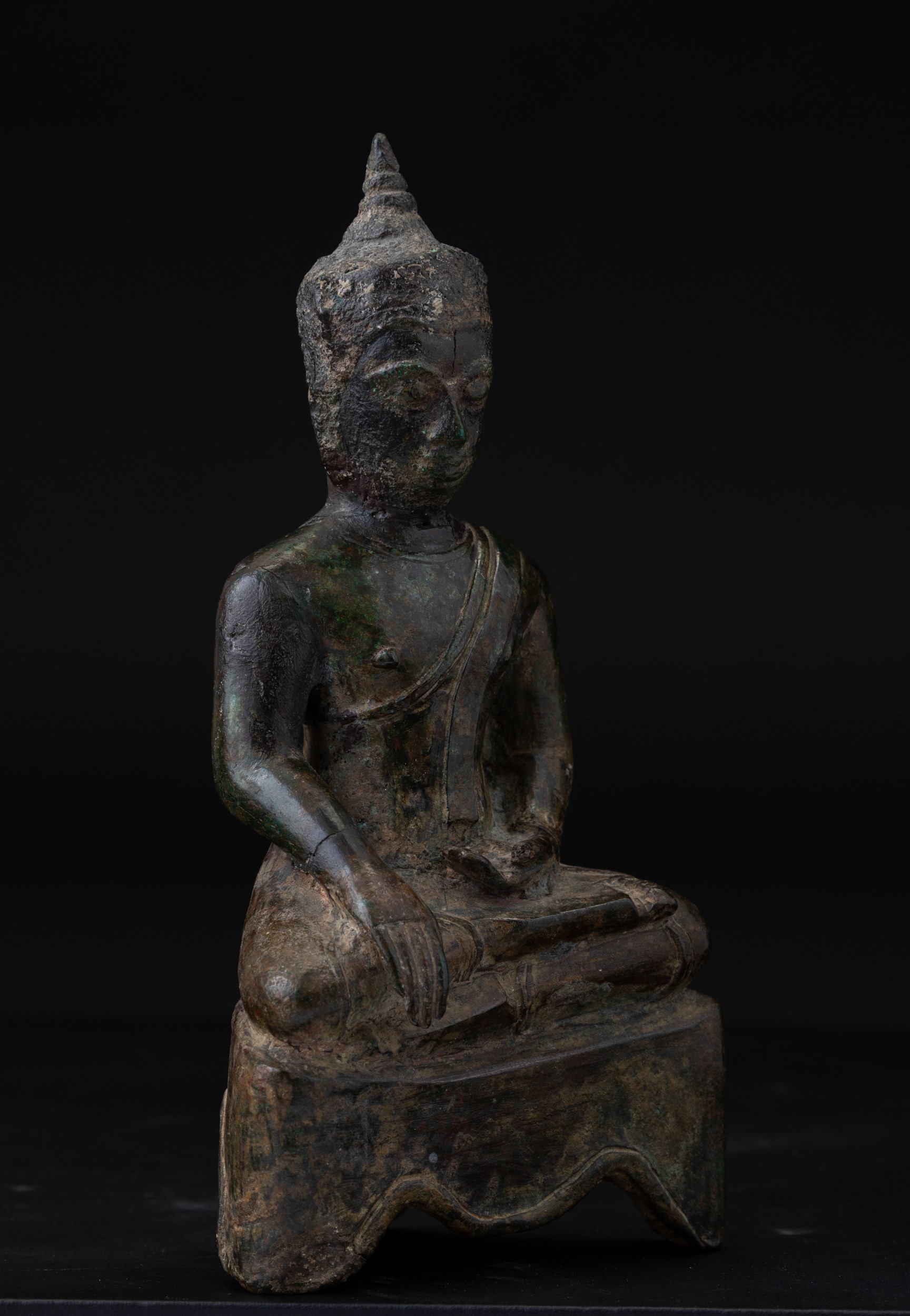 Figura di Buddha Sakyamuni Seduta su Piedistallo in Bronzo, Thailandia, Ayutthaya, XIX Secolo